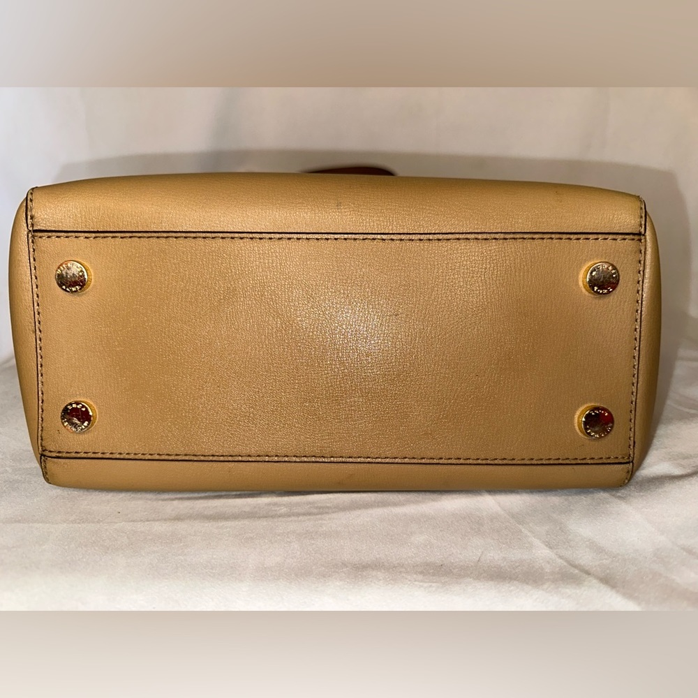 Micheal Kors- latch lock tote in acron - Picture 4 of 7